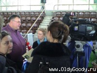 Курт Влах перед камерой тележурналистов
