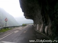 Дорога сквозь скалы